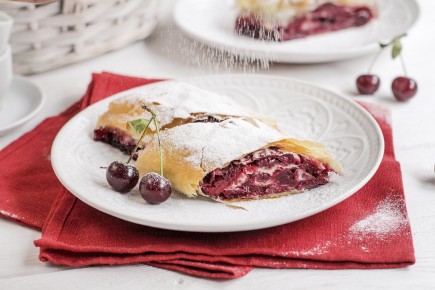 Гармония вкуса: восхитительный вишнёвый штрудель с тестом фило