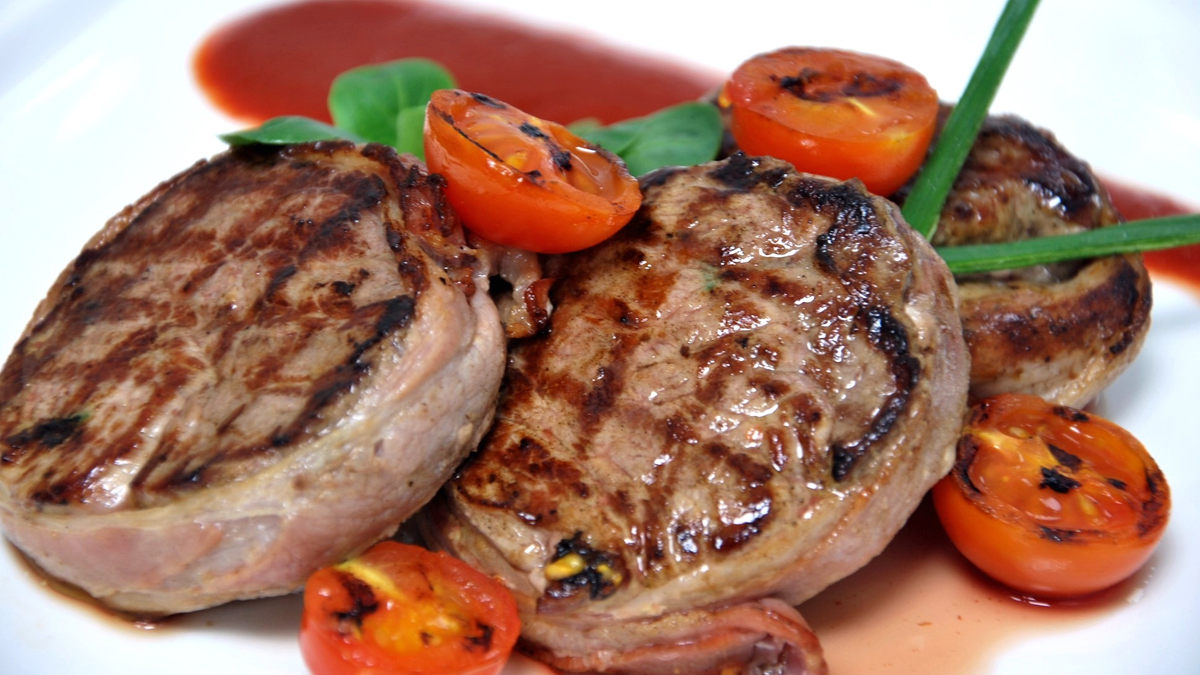 Как приготовить идеальные свиные медальоны с картофелем: простой и вкусный рецепт