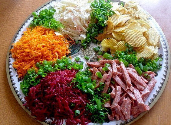 Вкусный овощной салат с копченой колбаской для любого случая