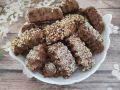 Шоколадное песочное печенье с кунжутом и кокосовой стружкой