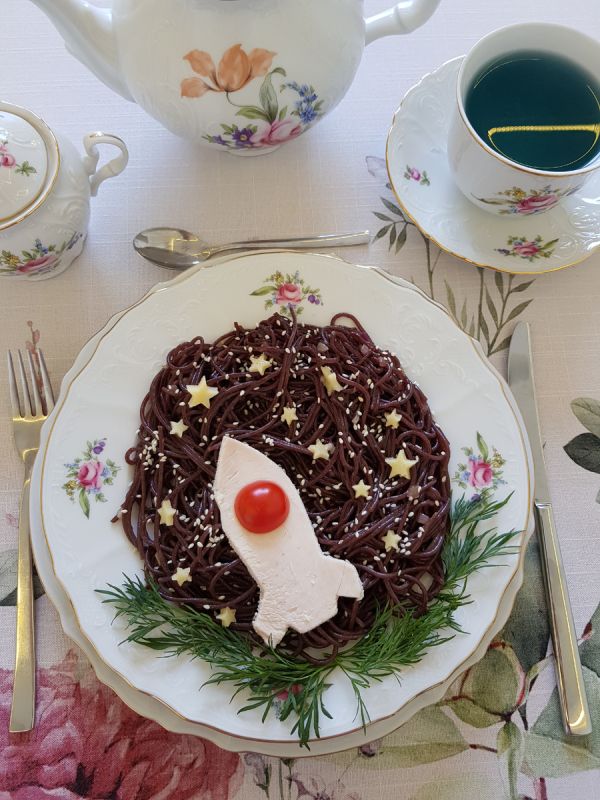 Космический завтрак: вермишель из черного риса и копченая курица