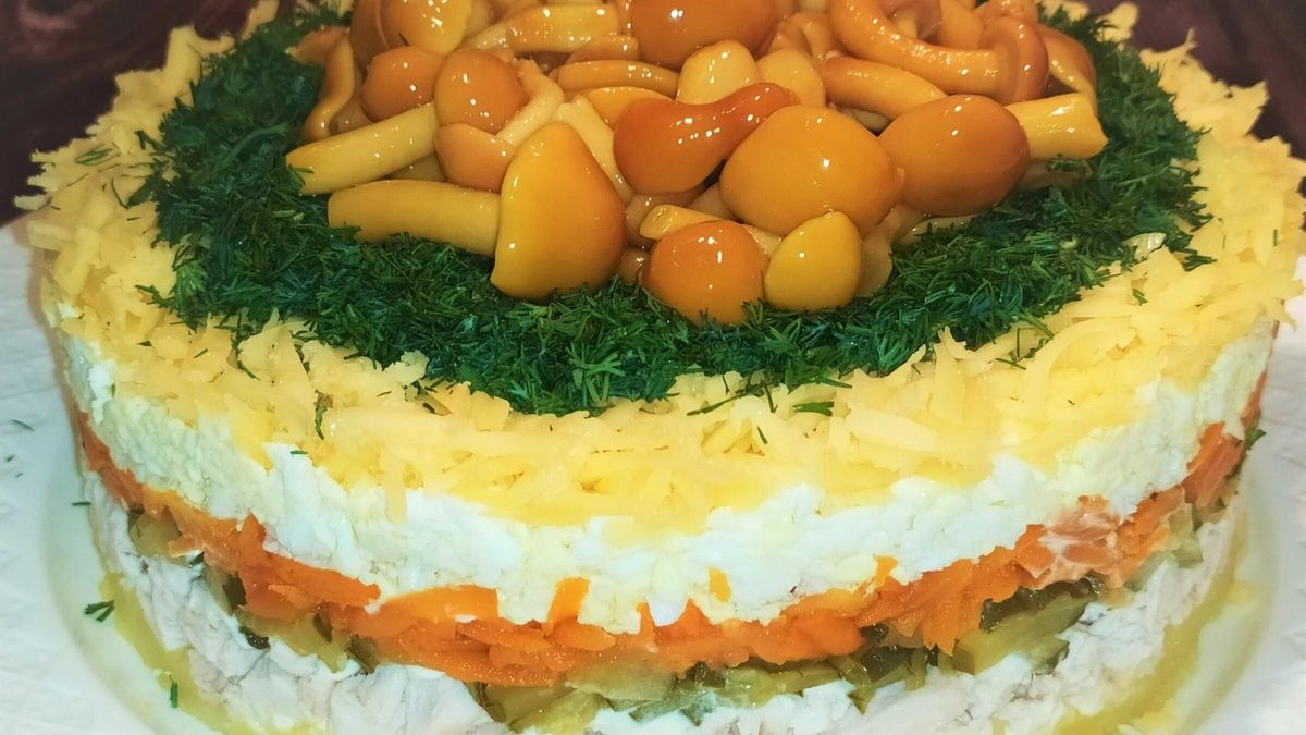Неповторимый салат "Веселые опята": простой и вкусный рецепт для праздничного стола