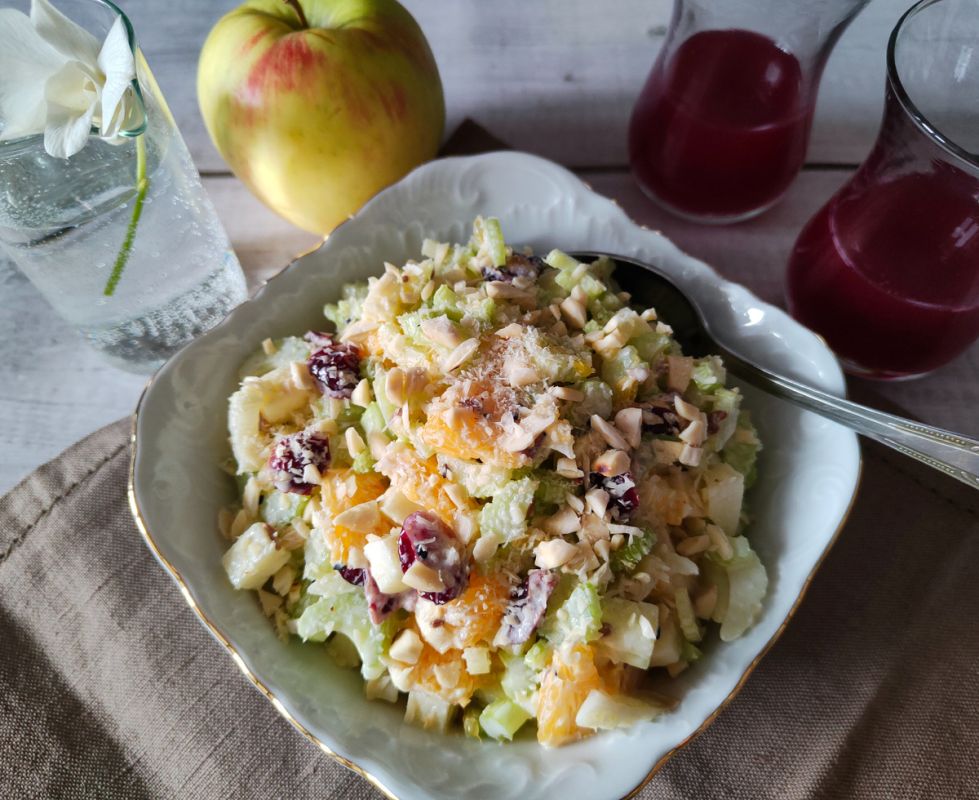 Невозможно устоять: вкусный салат с сельдереем и фруктами