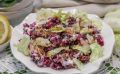 Салат из черной чечевицы со свеклой и сыром фета