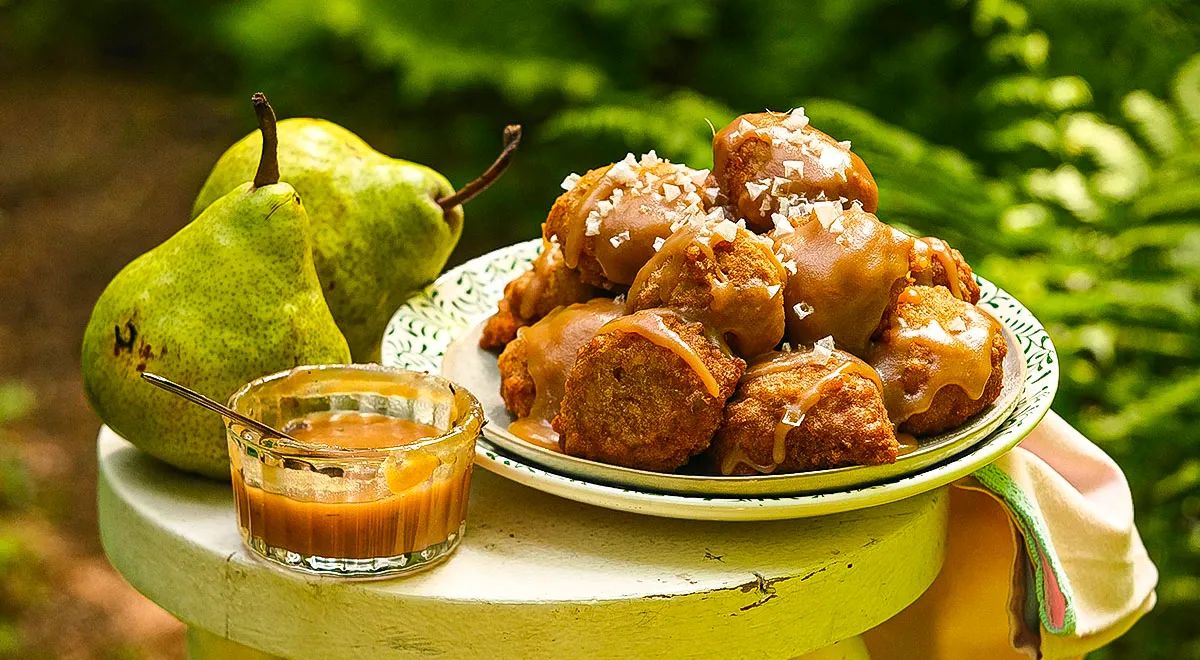 Пончики с грушей и солёной карамелью: домашняя элегантность во вкусе