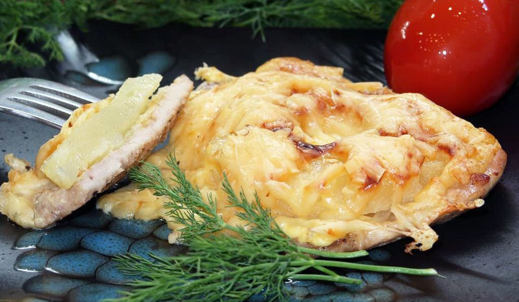 Запечённая свинина с ананасами и сыром: мягкость мяса и тянущая корочка